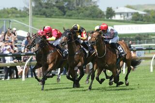 Pinmedown (NZ) claimed victory in the Group 2 Eight Carat Classic.